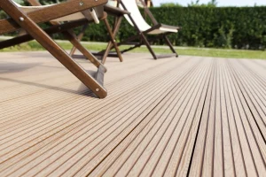 terrasse sur plot seuil baie vitrée